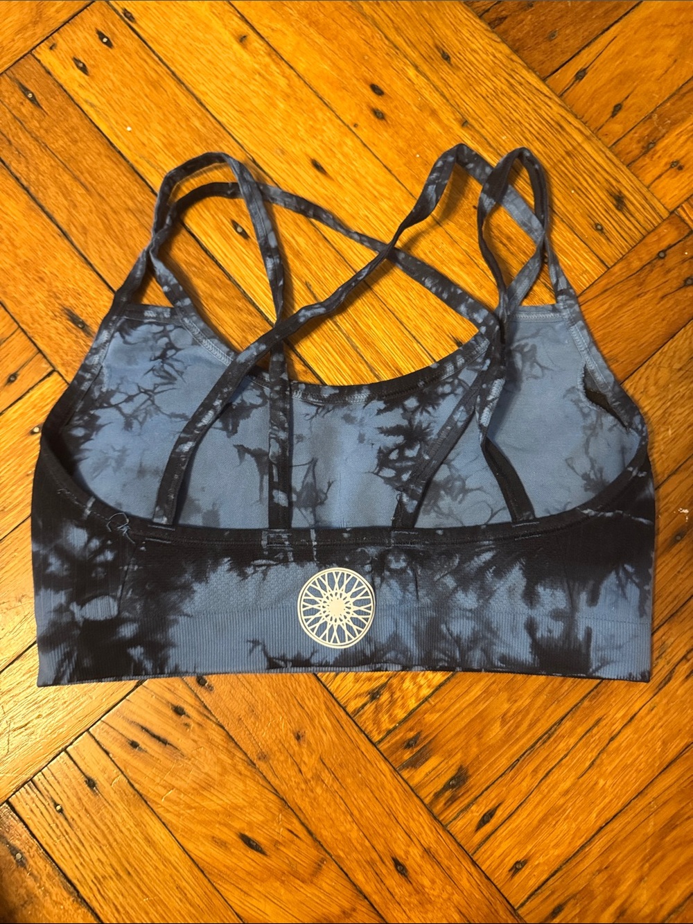 Strappy Tie-Dye Sports Bra in Slate Gray and Black - Picture 3 of 5